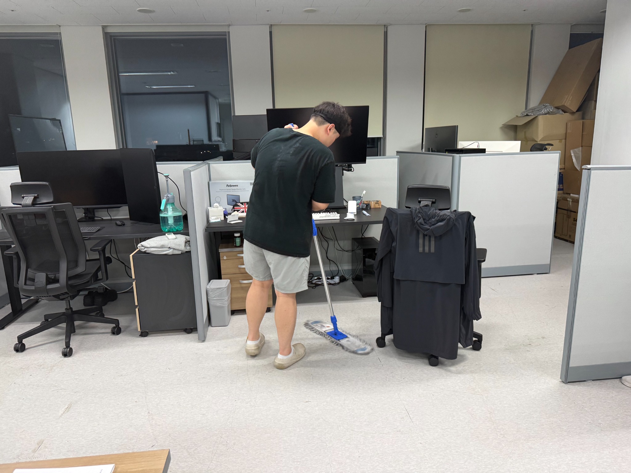 사무실 바닥 정기청소